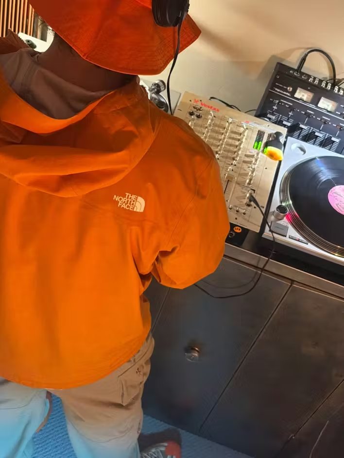 Expeditionist at survey station — Vol. 01